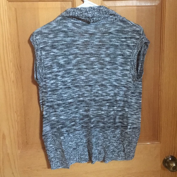 Sleeveless Knit Shawl - Picture 4 of 4